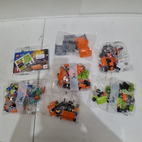 420PC LEGO CITY STUNT SHOW TRUCK BUILDING KIT (MODEL: 60294) image 2