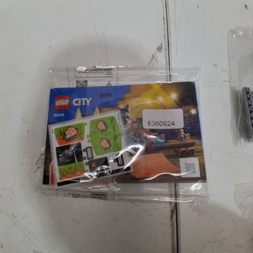 420PC LEGO CITY STUNT SHOW TRUCK BUILDING KIT (MODEL: 60294) image 3