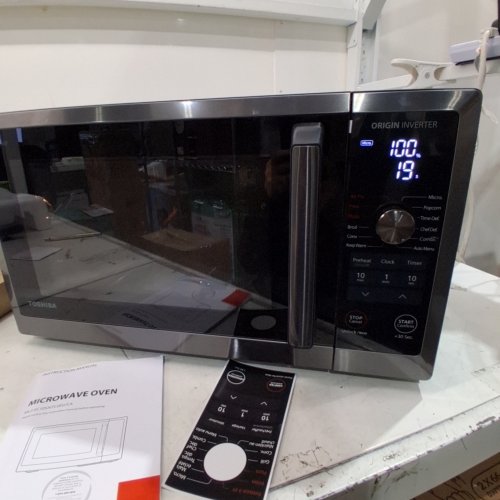 TOSHIBA 2-IN-1 COUNTERTOP MICROWAVE OVEN AIR FRYER COMBO WITH MULTIPLE FUNCTIONS - 1.0 CU.FT/30QT/1000W- - BLACK- (MODEL: ML2-TC10SAIT(BS)) image 3