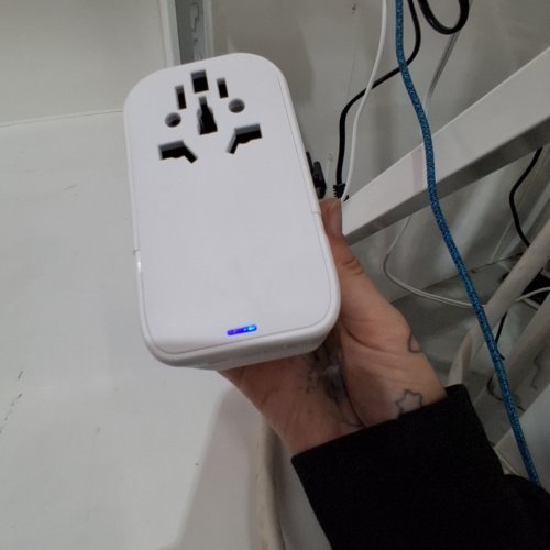 UNIVERSAL TRAVEL ADAPTER - PD 20W / QC 18W; USB-C AND USB-A OUTPUT - WHITE (MODEL: HHT907A) image 2