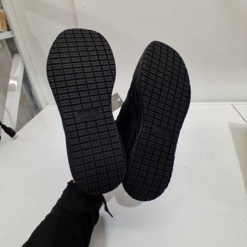 UNISEX AVIA SLIP-RESISTANT ATHLETIC SHOES - MENS: 7 / WOMEN'S 9 - BLACK (MODEL: 13GRIPY26) image 5
