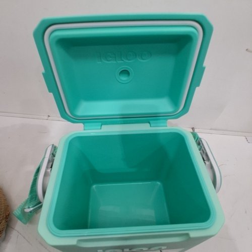 IGLOO TAG ALONG TOO TRAVEL COOLER WITH CARRY STRAP AND LOCKING LID - 10L - 14 CAN - SEAFOAM GREEN (MODEL: 00032971) image 3