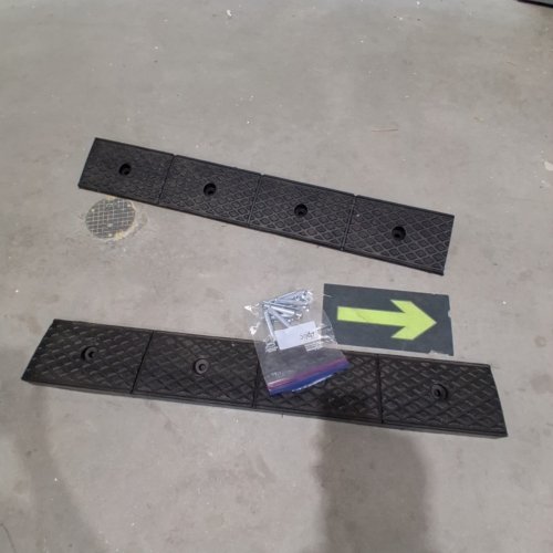 2PK VEVOR RUBBER CURB RAMP - 43" X 33" - 2" RISE - BLACK (MODEL: 38659LG3) image 2
