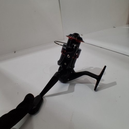 UGLY STIK SPINNING FISHING REEL WITH INTERCHANGEABLE HANDLE SIDE - AMBIDEXTROUS - 5.2:1 RATIO - 8LBS - 200 YARDS - RED/BLACK (MODEL: USGX35) image 2