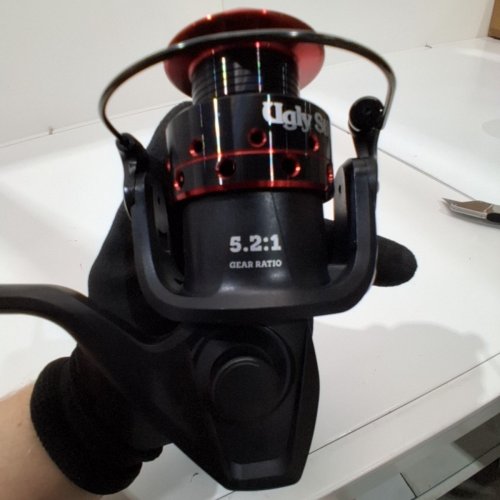 UGLY STIK SPINNING FISHING REEL WITH INTERCHANGEABLE HANDLE SIDE - AMBIDEXTROUS - 5.2:1 RATIO - 8LBS - 200 YARDS - RED/BLACK (MODEL: USGX35) image 3