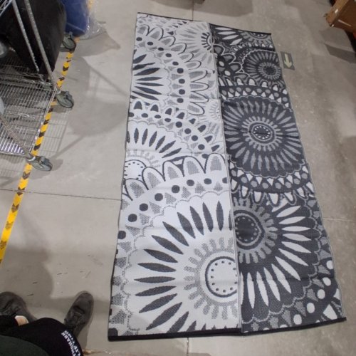 SANTEX REVERSIBLE OUTDOOR/INDOOR PLASTIC STRAW WATERPROOF AREA RUGS - 8FT X 10FT - BLACK/WHITE image 3