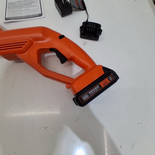 BLACK AND DECKER CORDLESS STRING TRIMMER/EDGER WITH BATTERY - 10" - 20 V MAX - BLACK/ORANGE (MODEL: LST201) image 2