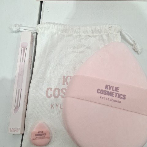 3PC KYLIE COSMETICS PINK COSMETIC PRECISE SCULPTING COMPLEXION BRUSH 05 AND POWDER PUFFS - PINK image 2