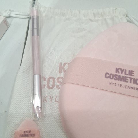 3PC KYLIE COSMETICS PINK COSMETIC PRECISE SCULPTING COMPLEXION BRUSH 05 AND POWDER PUFFS - PINK image 3