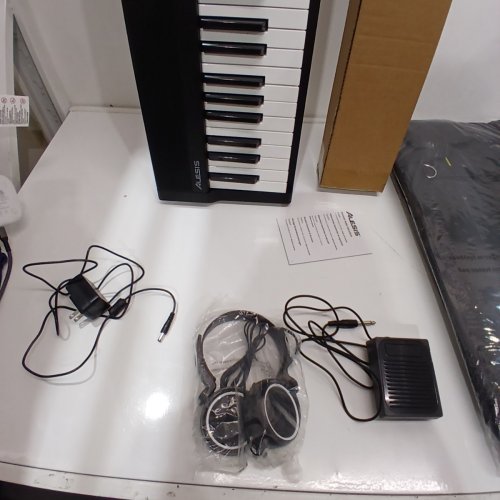 ALESIS RECITALS PLAY DIGITAL KEYBOARD PIANO WIRED/WIRELESS WITH 480 SOUNDS & STAND - BLACK/WHITE (MODEL: RECITALPLAY) image 4
