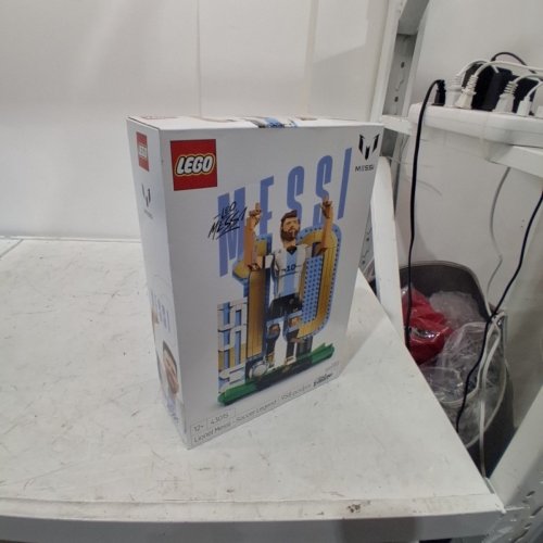 958PC LEGO LIONEL MESSI – SOCCER LEGEND SET (MODEL: 43015) image 4