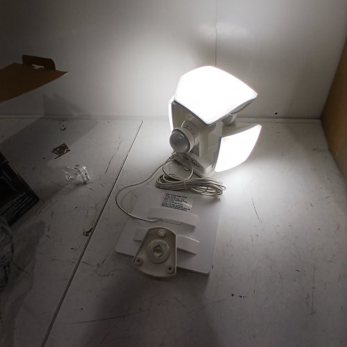 LUTEC MOTION ACTIVATED SOLAR SECURITY LED FLOOD LIGHT - 5000K - 3000LM - WHITE (MODEL: 1937995) image 2