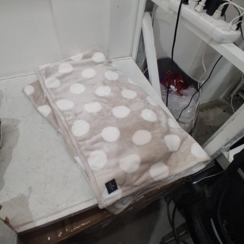 KATE SPADE PLUSH THROW BLANKET - 60" X 70" - BEIGE/WHITE (MODEL : 1859162) image 2