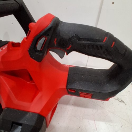 CRAFTSMAN BATTERY CORDLESS CHAINSAW - 12" - BAR 20 V - RED AND BLACK (MODEL: CMCCS620M1) image 4