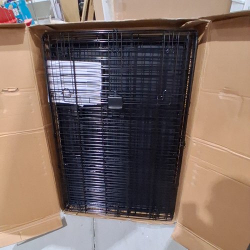 AMAZON BASICS SINGLE DOOR FOLDABLE METAL WIRE DOG CRATE/CAGE/KENNEL WITH TRAY - 42" X 31" X 28" - BLACK image 2
