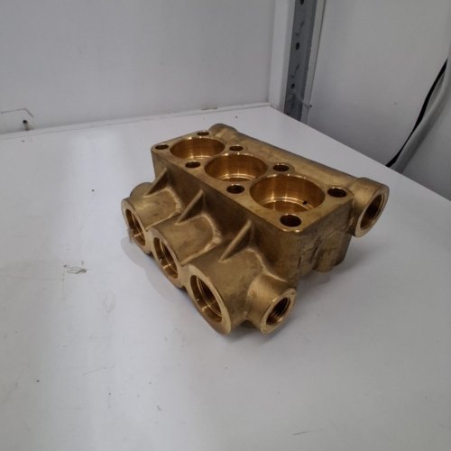 BRASS PUMP MANIFOLD HOUSING image 3
