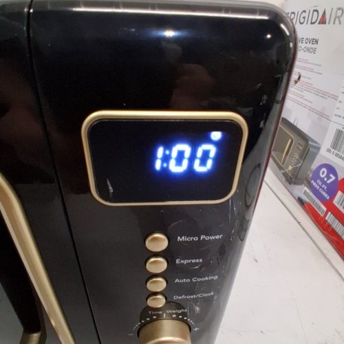 FRIGIDAIRE RETRO MICROWAVE OVEN - 0.7CU.FT - 700W - RETRO BLACK/GOLD (MODEL: EMW788-BLACKGLD) image 2
