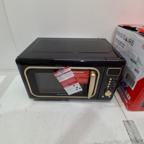 FRIGIDAIRE RETRO MICROWAVE OVEN - 0.7CU.FT - 700W - RETRO BLACK/GOLD (MODEL: EMW788-BLACKGLD) image 3