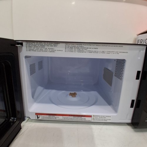 FRIGIDAIRE RETRO MICROWAVE OVEN - 0.7CU.FT - 700W - RETRO BLACK/GOLD (MODEL: EMW788-BLACKGLD) image 4
