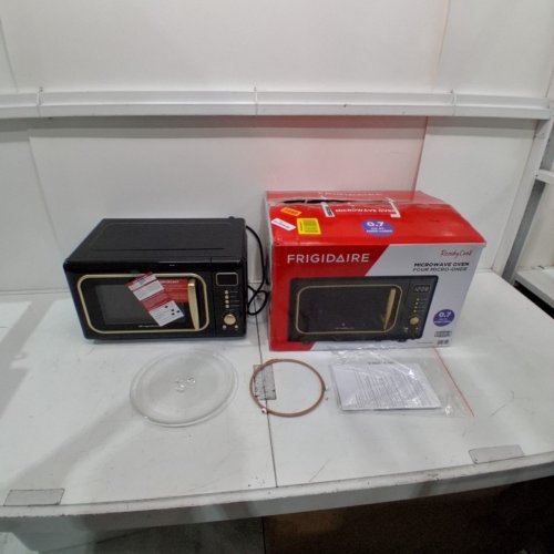 FRIGIDAIRE RETRO MICROWAVE OVEN - 0.7CU.FT - 700W - RETRO BLACK/GOLD (MODEL: EMW788-BLACKGLD) image 6