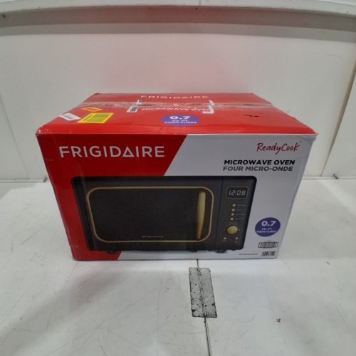 FRIGIDAIRE RETRO MICROWAVE OVEN - 0.7CU.FT - 700W - RETRO BLACK/GOLD (MODEL: EMW788-BLACKGLD) image 7