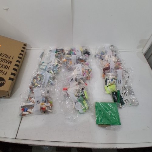 2040PC LEGO HEARTLAKE CITY APARTMENTS AND STORES (MODEL: 42670) image 2