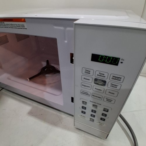 DANBY COUNTERTOP MICROWAVE WITH PUSH BUTTON DOOR - 900W, 1.1CU.FT - WHITE (MODEL: DBMW1121BWW) image 2