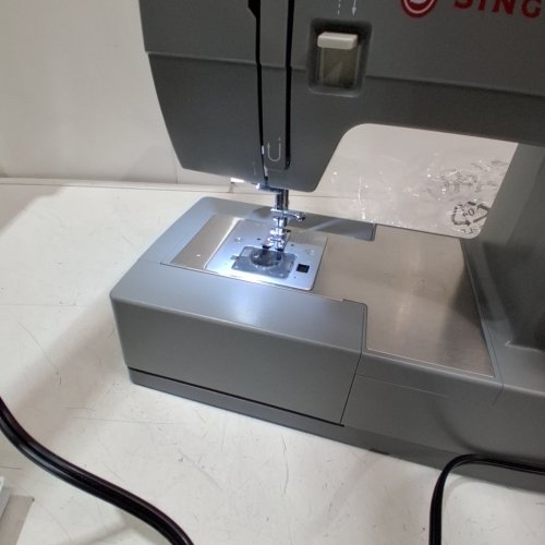 SINGER 4452 HIGH SPEED HEAVY DUTY SEWING MACHINE WITH ACCESSORIES - GREY (MODEL: 4452) image 2