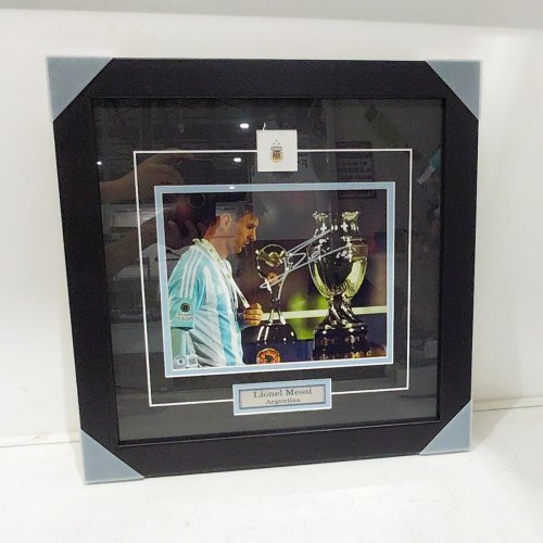 100% AUTHENTIC SIGNED LIONEL MESSI ARGENTINA FRAMED PHOTO - BECKETT COA - 17.5" X 17.5" - BLACK image 4