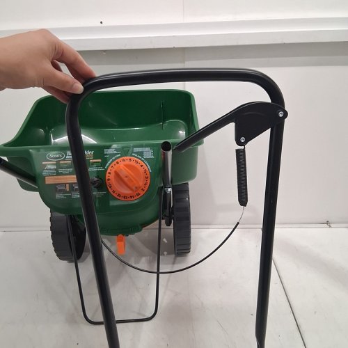 SCOTTS FOLDABLE TURF BUILDER, EDGEGUARD MINI BROADCAST SPREADER/SEEDER - 5000 SQ FT - GREEN/BLACK (MODEL: LB15267) image 4