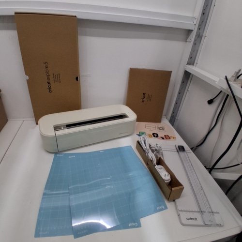 CRICUT EXPLORE 5 SMART CUTTING MACHINE WITH DELUXE BUNDLE - TAUPE (MODEL: CXPL204C / 8003147) image 5