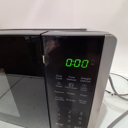 BLACK+DECKER STAINLESS STEEL MICROWAVE OVEN WITH CHILD SAFETY LOCK AND 6 AUTO COOK PRESETS - 900W - (MODEL: EM925AB9-P/CA) image 2
