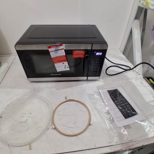 FRIGIDAIRE MICROWAVE OVEN - 0.7 CU. FT.; 700W - BLACK / STAINLESS STEEL (MODEL: EMW741_AMZ) image 3