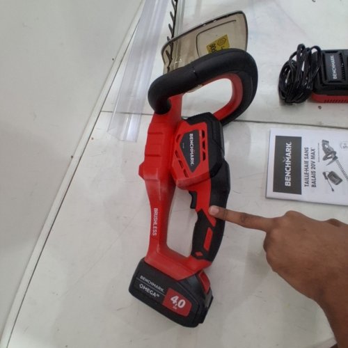 BENCHMARK CORDLESS HEDGE TRIMMER - 22" - 20 V BATTERY - RED/BLACK (MODEL: 5073-044) image 6