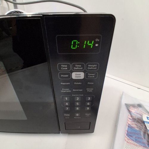 DANBY COUNTERTOP MICROWAVE - 0.7 CU.FT - BLACK - (MODEL: DBMW0721BBB) image 2