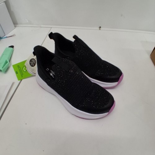 GIRLS ATHLETIC WORKS SLIP-ON SHOES -SIZE 13 - BLACK, WHITE AND PINK image 5
