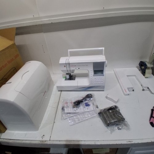SINGER QUANTUM STYLIST 9960 COMPUTERIZED SEWING MACHINE WITH LED LIGHT - 600 BUILT-IN STITCHES - WHITE (MODEL: 9960) image 2
