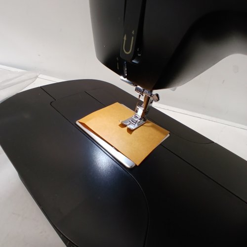 SINGER HEAVY DUTY 500 CLASSIC SEWING MACHINE WITH 23 BUILT-IN STITCHES - BLACK/GOLD (MODEL: HD500) image 4