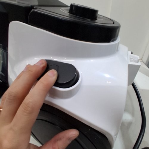 EUREKA BAGLESS CANISTER VACUUM WITH LARGE DUST CUP EXTENSION TUBE AND CREVICE TOOL FLOOR NOZZLE - 1100W - WHITE (MODEL: NEN121WH) image 3