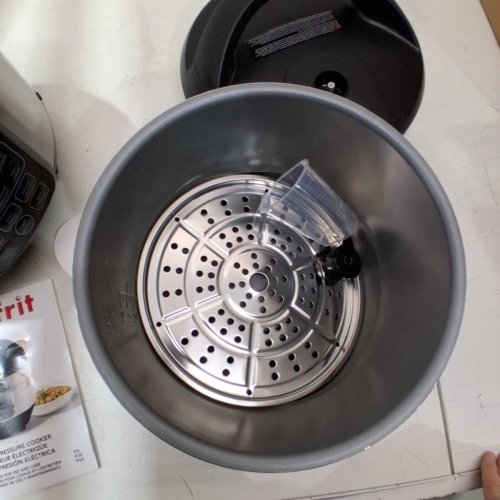 STARFRIT ELECTRIC PRESSURE COOKER - STEAM TRAY, MEASURING CUP & SPATULA- 8L CAPACITY - BLACK (MODEL: 024603) image 4