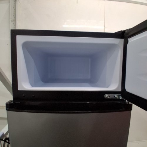 FRIGIDAIRE STAINLESS STEEL 2 DOOR FRIDGE/FREEZER - 4.5 CU FT. - SILVER/BLACK (MODEL: EFR463-B) image 9