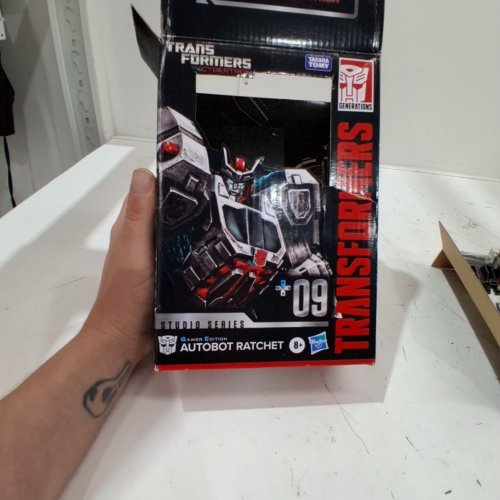 HASBRO TRANSFORMERS GENERATIONS STUDIO SERIES GAMER EDITION #09 AUTOBOT RATCHET - 6.5" - WHITE/RED (MODEL: F8770) image 2