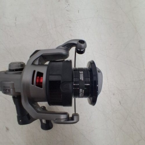 ABU GARCIA MAX X SPINNING FISHING REEL - RIGHT HAND RETRIEVE - 5.2:1 GEAR RATIO - 3000 - BLACK / GREY image 4