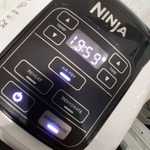 NINJA AIR FRYER - 4 QT - WHITE - (MODEL: AF100WMWH ) image 2