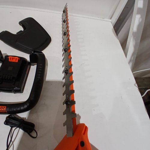 BLACK+DECKER 20 V BARE MAX LITHIUM ION CORDLESS HEDGE TRIMMER WITH BATTERY - 22"\20 V -(MODEL: LHT2220) image 2