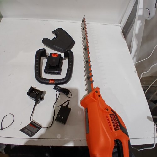 BLACK+DECKER 20 V BARE MAX LITHIUM ION CORDLESS HEDGE TRIMMER WITH BATTERY - 22"\20 V -(MODEL: LHT2220) image 3