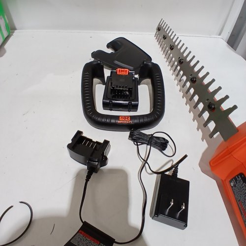 BLACK+DECKER 20 V BARE MAX LITHIUM ION CORDLESS HEDGE TRIMMER WITH BATTERY - 22"\20 V -(MODEL: LHT2220) image 4