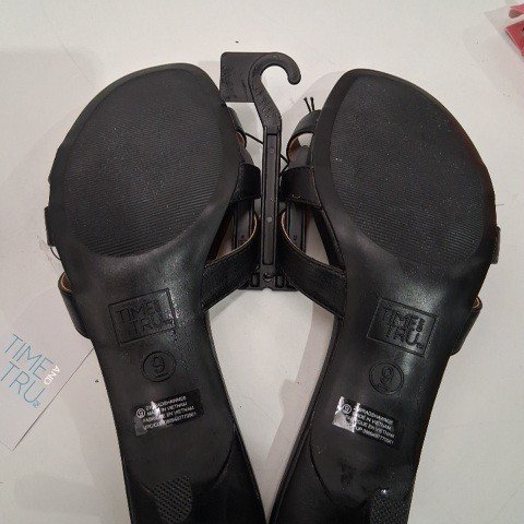 WOMEN'S TIME AND TRU STRAPPY SANDALS - SIZE 9 - BLACK image 3