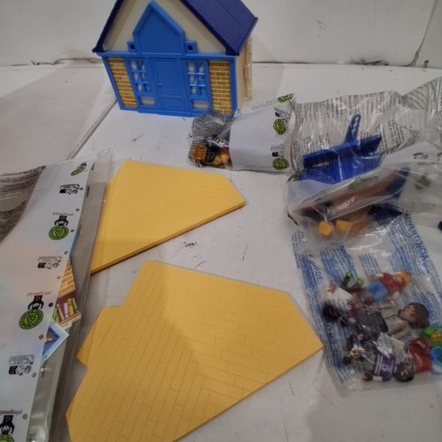 68PC PLAYMOBIL TAKE ALONG SCHOOL HOUSE PLAYSET - MULTICOLOURED (MODEL: 5662) image 3