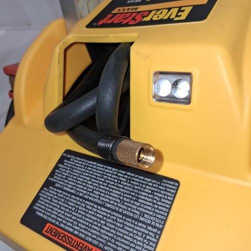 EVERSTART MAXX PORTABLE JUMP STARTER POWER STATION - 1200A PEAK; 400W; 120 PSI; 12 V; 120 V 200W; USB 5 V 3.1A - YELLOW / BLACK (MODEL: J45TKECA) image 4